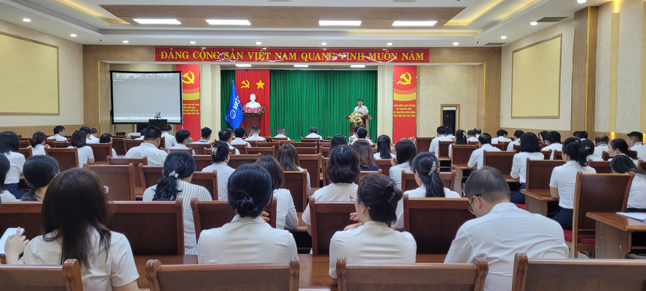 Toàn cảnh buổi sinh hoạt chính trị đầu tháng 8